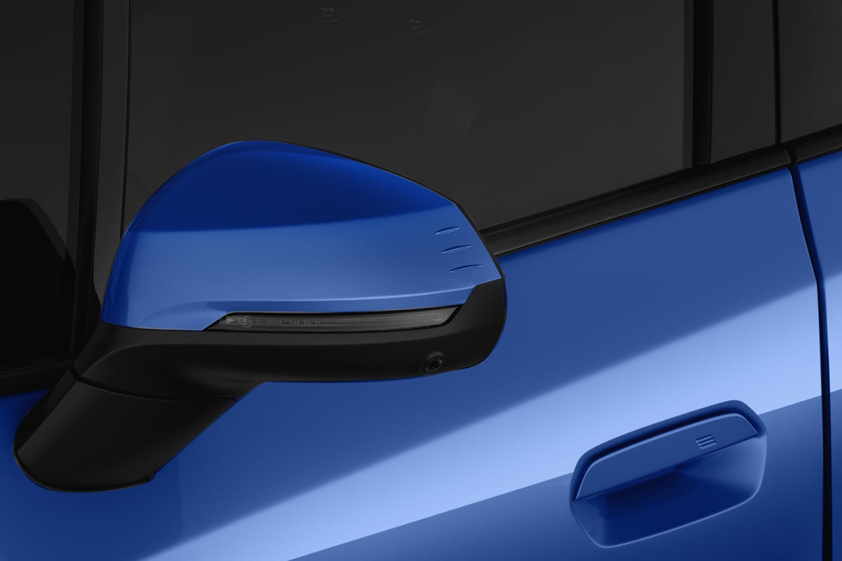 Rückspiegel eines BMW 2er Active Tourer Plug-in-Hybrid 