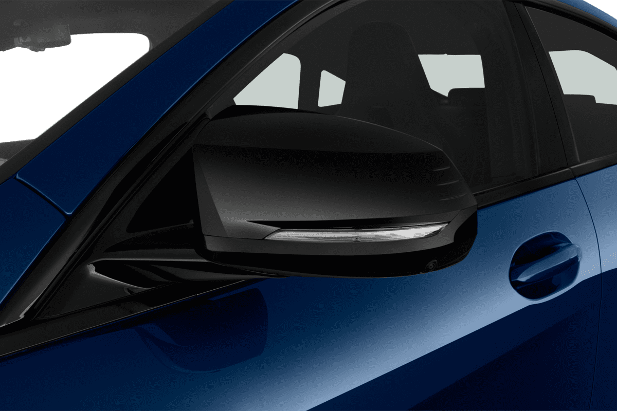 Rückspiegel eines BMW 2er Gran Coupé