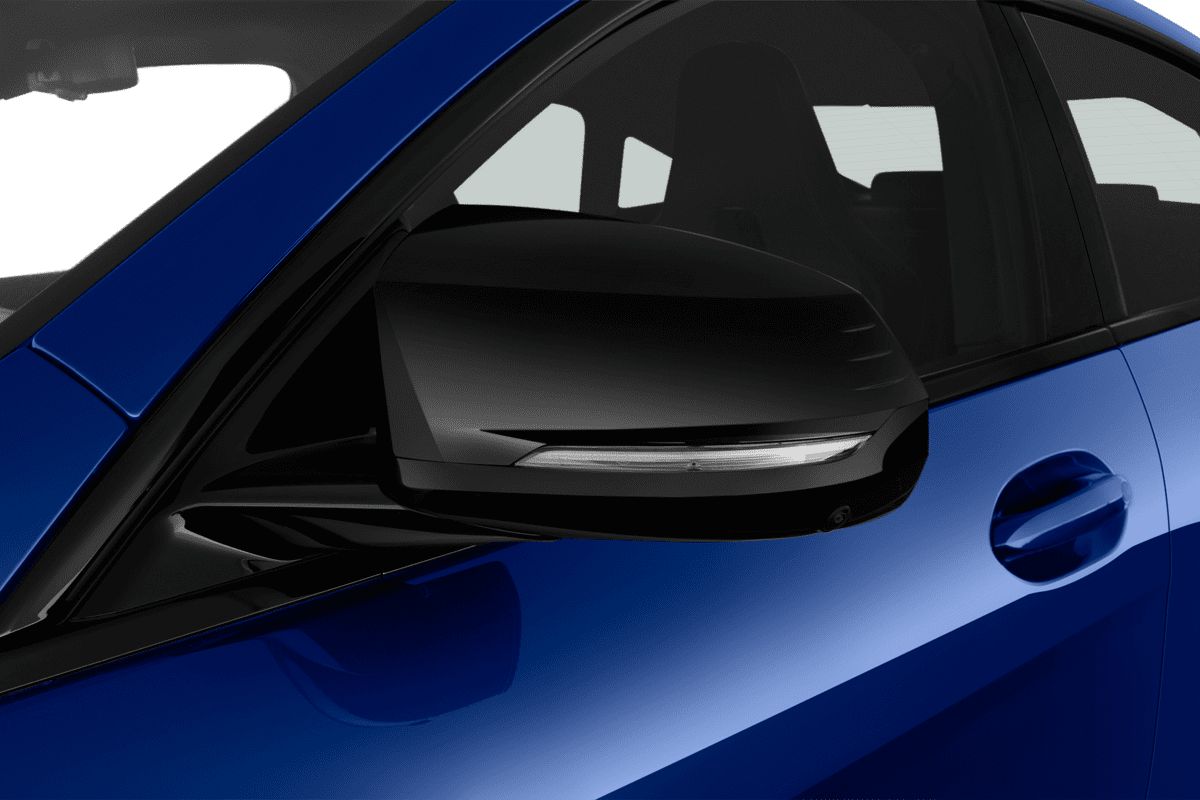 Rückspiegel eines BMW 2er Gran Coupé