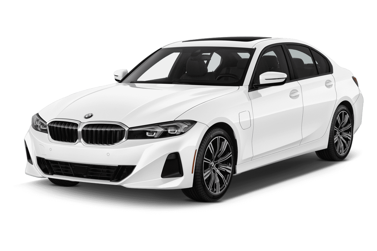 Schräge Frontansicht eines BMW 3er Limousine, freigestellt