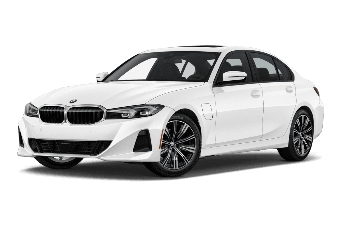 Tiefe, schräge Heckansicht eines BMW 3er Limousine, freigestellt