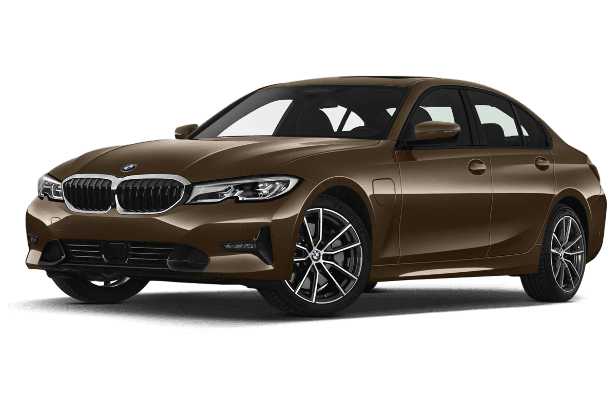 Tiefe, schräge Heckansicht eines BMW 3er Limousine Plug-in-Hybrid, freigestellt