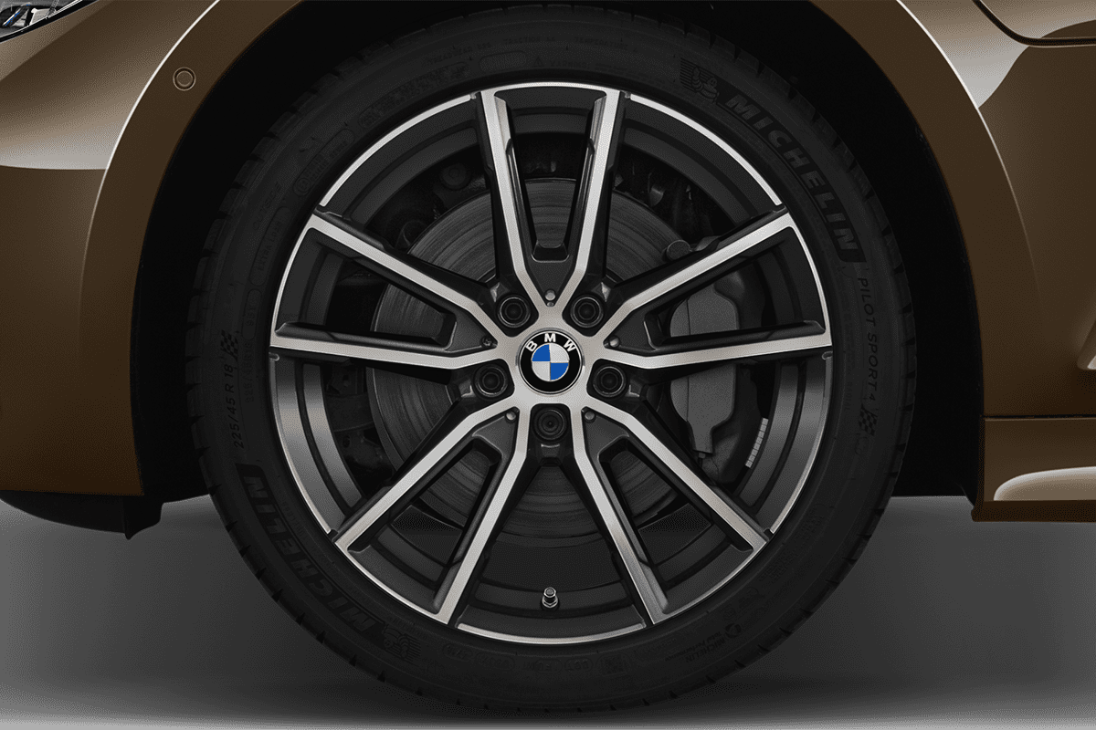 Radkappe oder Felge eines BMW 3er Limousine Plug-in-Hybrid