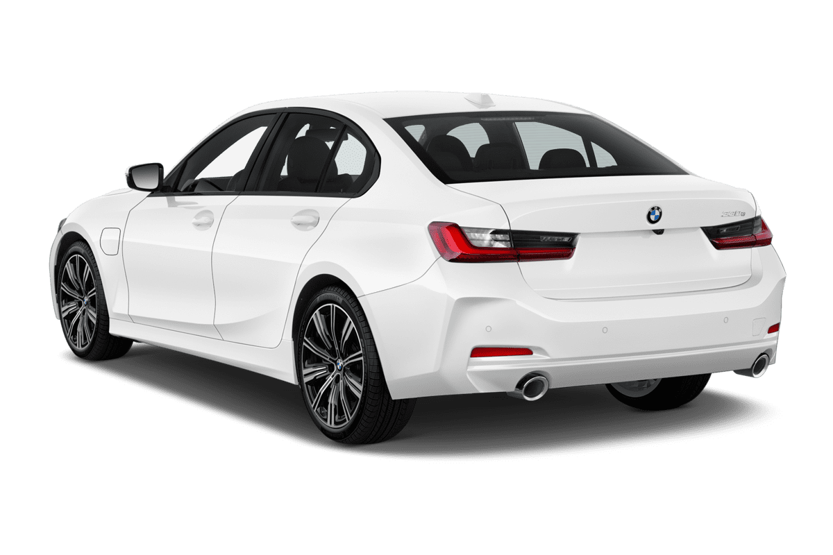 Schräge Heckansicht eines BMW 3er Limousine Plug-in-Hybrid, freigestellt