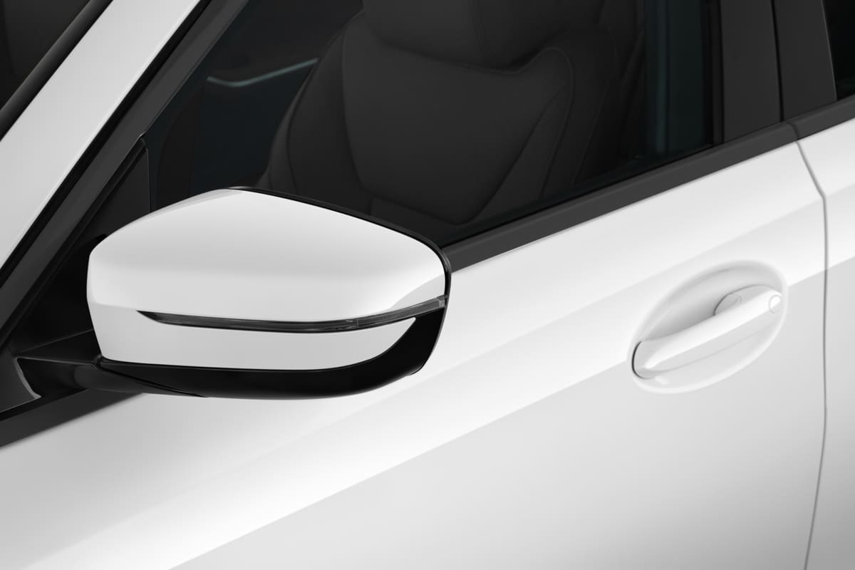 Rückspiegel eines BMW 3er Limousine Plug-in-Hybrid