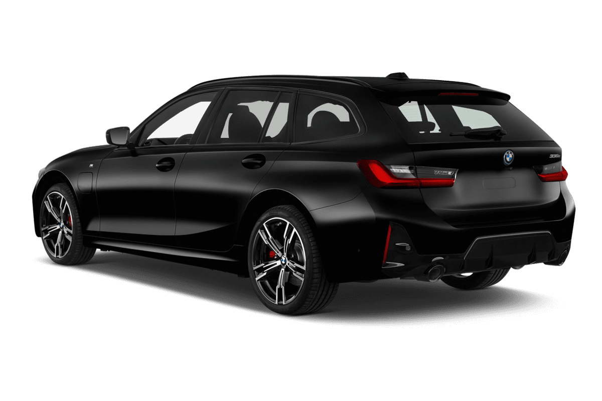 Schräge Heckansicht eines BMW 3er Touring Plug-in-Hybrid, freigestellt