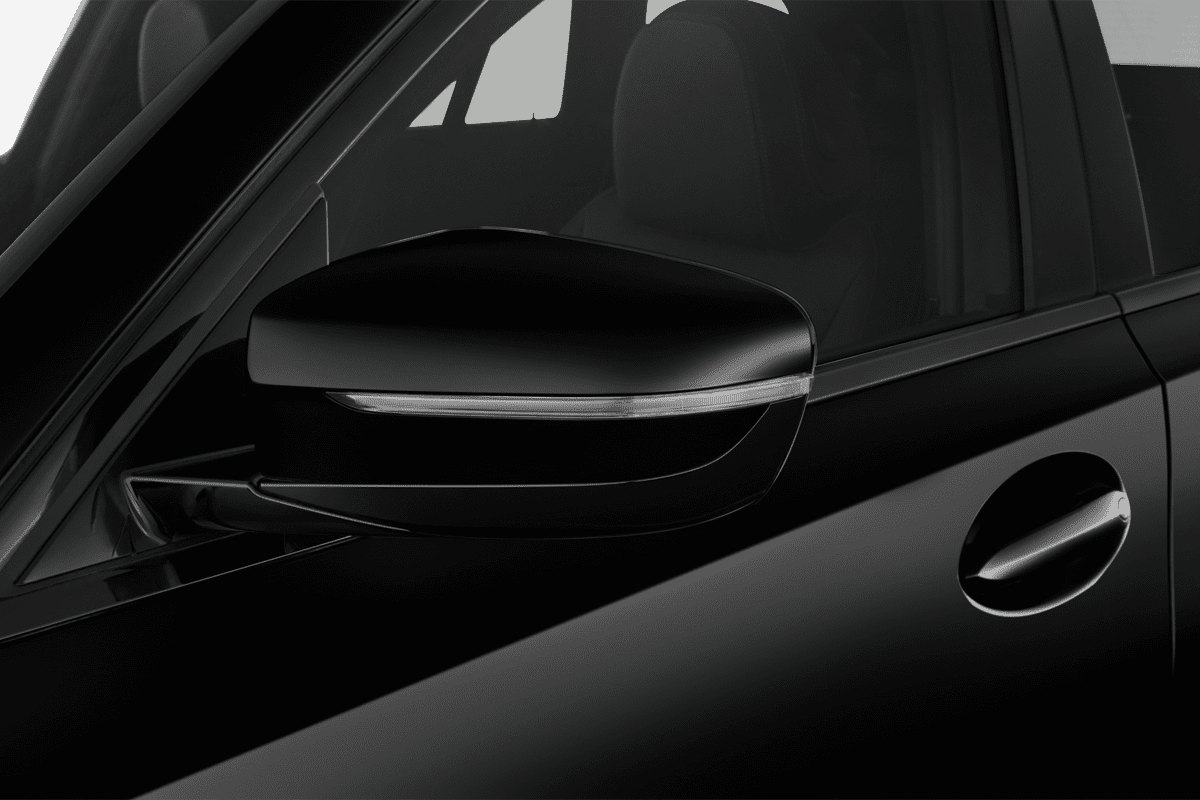 Rückspiegel eines BMW 3er Touring Plug-in-Hybrid