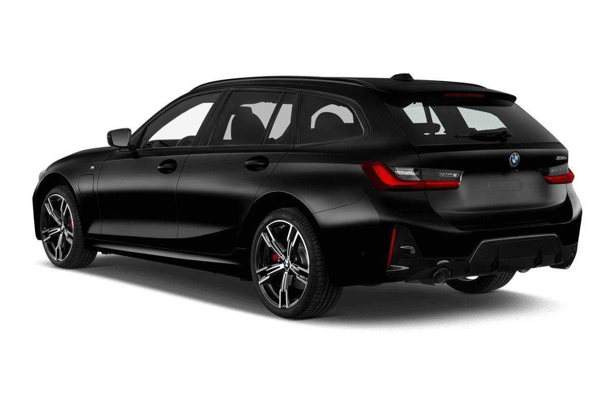 Schräge Heckansicht eines BMW 3er Touring Plug-in-Hybrid, freigestellt