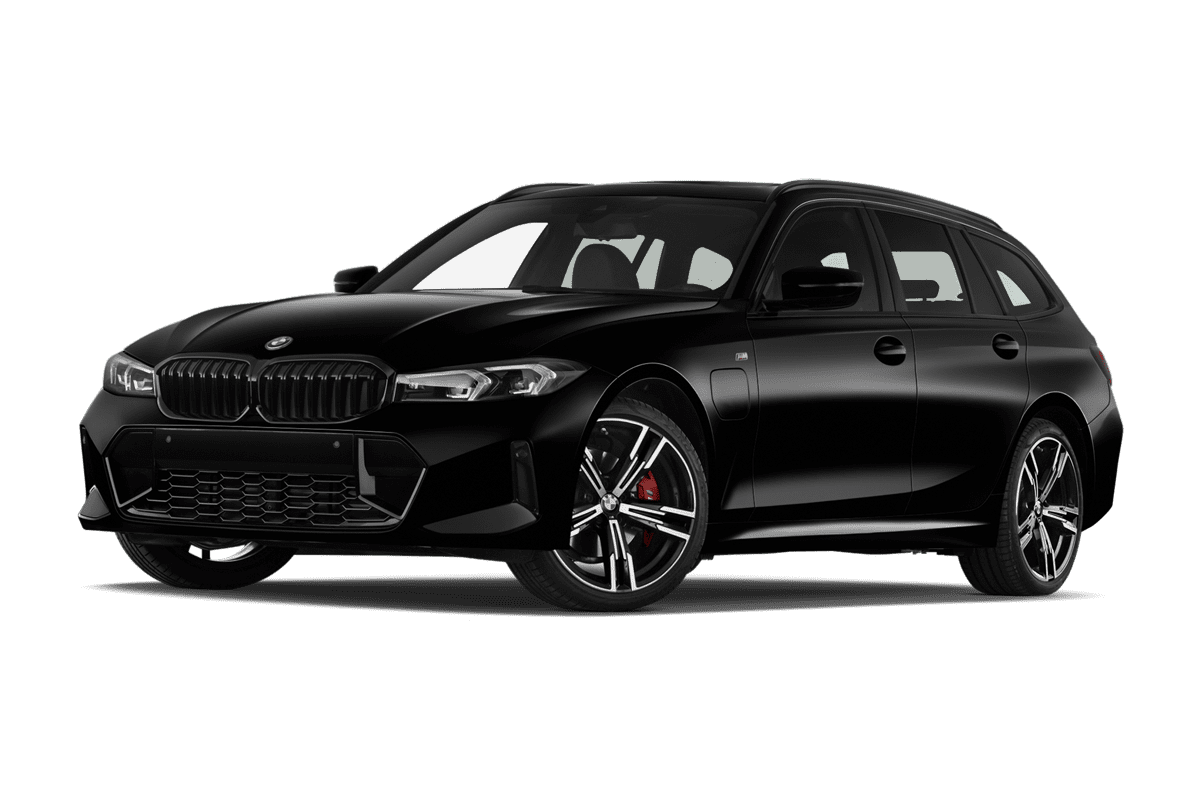 Tiefe, schräge Heckansicht eines BMW 3er Touring Plug-in-Hybrid, freigestellt