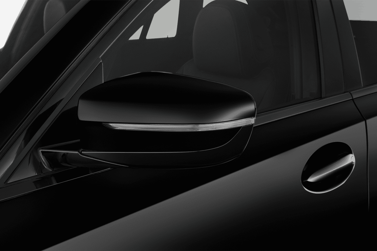 Rückspiegel eines BMW 3er Touring Plug-in-Hybrid