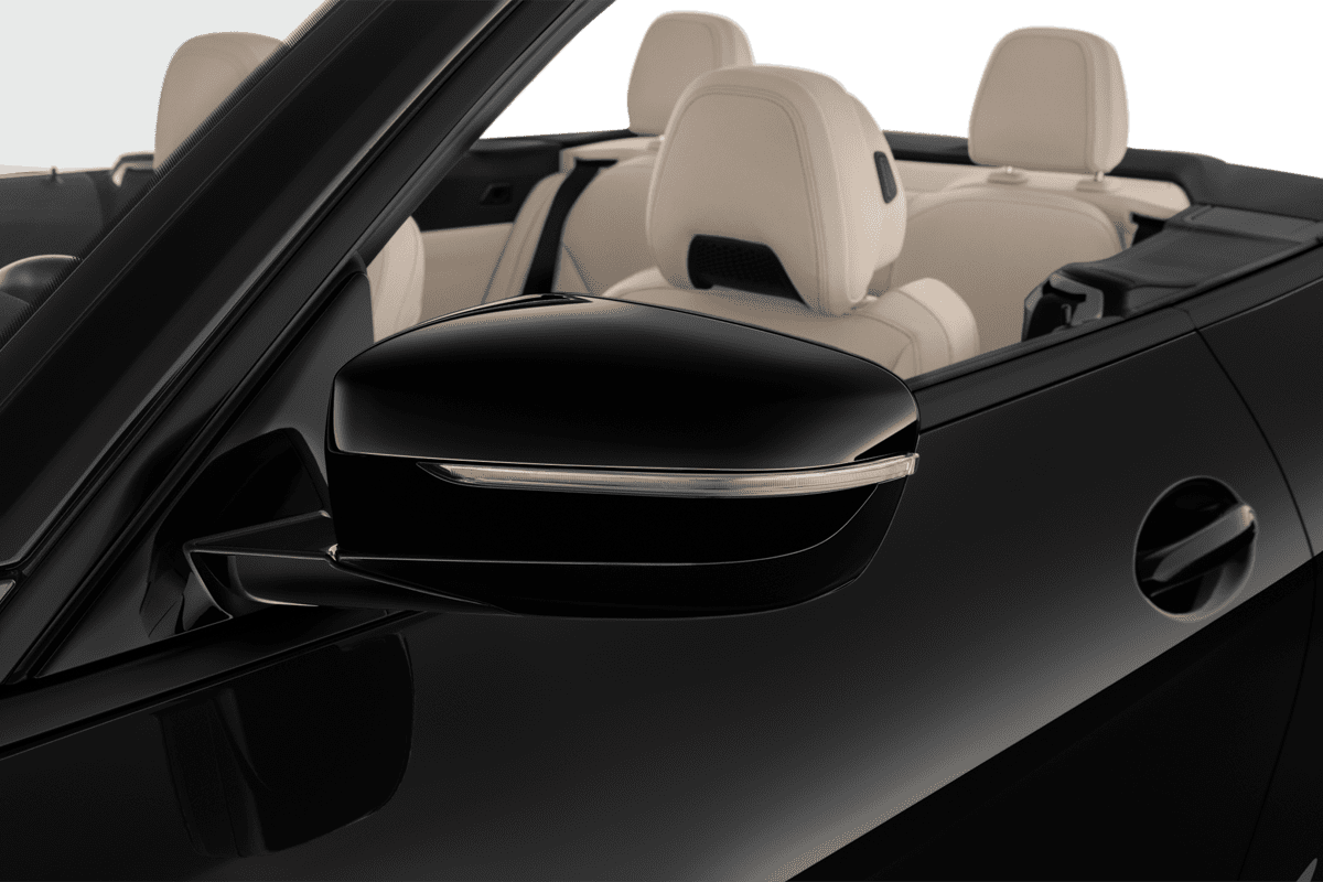 Rückspiegel eines BMW 4er Cabrio 