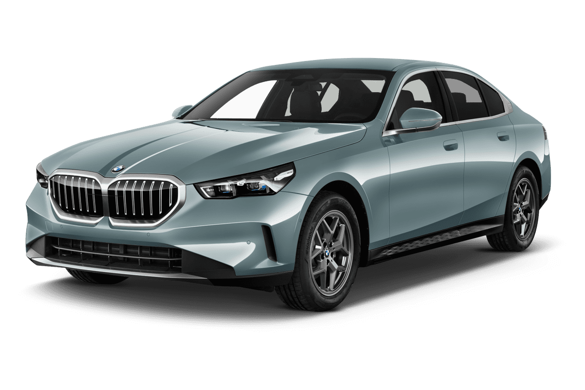 Schräge Frontansicht auf einen BMW 5er-Reihe, freigestellt