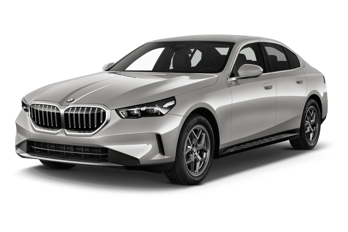 Schräge Frontansicht auf einen BMW 5er-Reihe, freigestellt