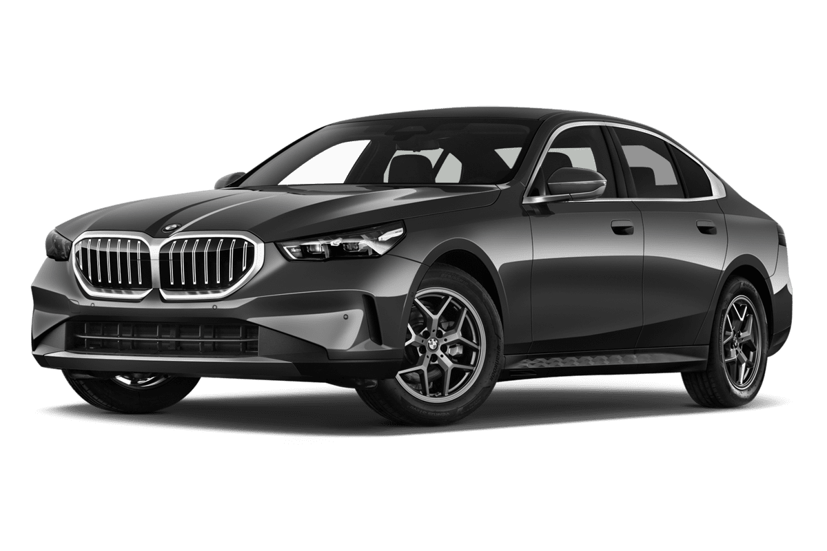 Tiefe, schräge Heckansicht eines BMW 5er Limousine, freigestellt