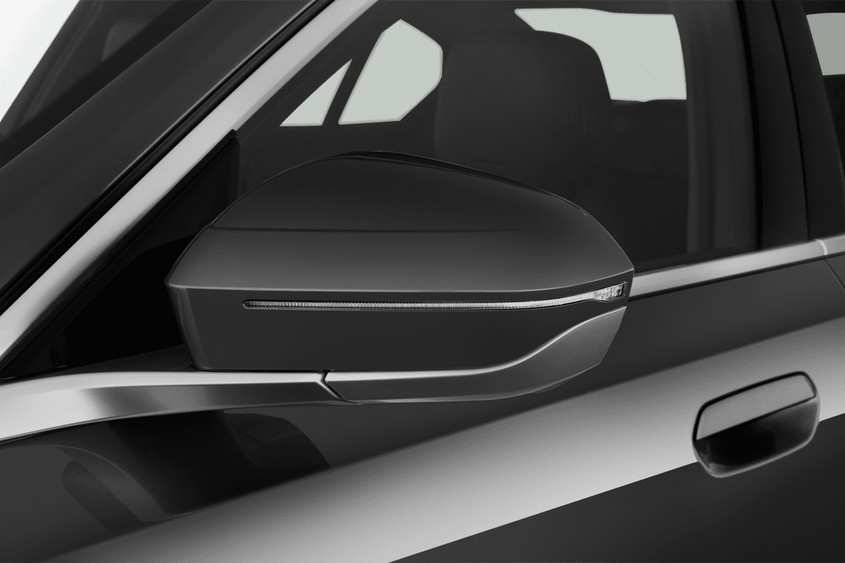 Rückspiegel eines BMW 5er Limousine