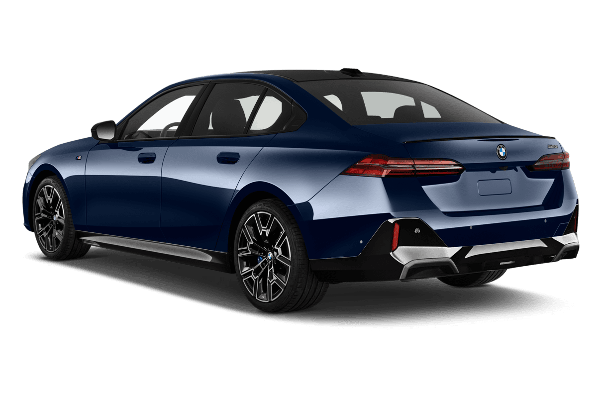 Schräge Heckansicht eines BMW 5er Limousine Plug-in-Hybrid , freigestellt