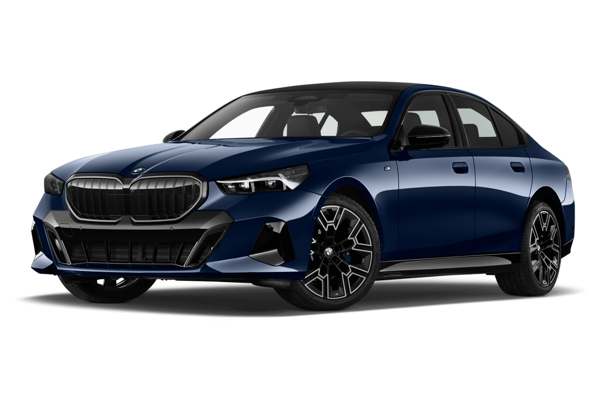 Tiefe, schräge Heckansicht eines BMW 5er Limousine, freigestellt