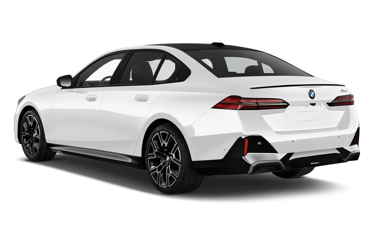 Schräge Heckansicht eines BMW 5er Limousine Plug-in-Hybrid , freigestellt