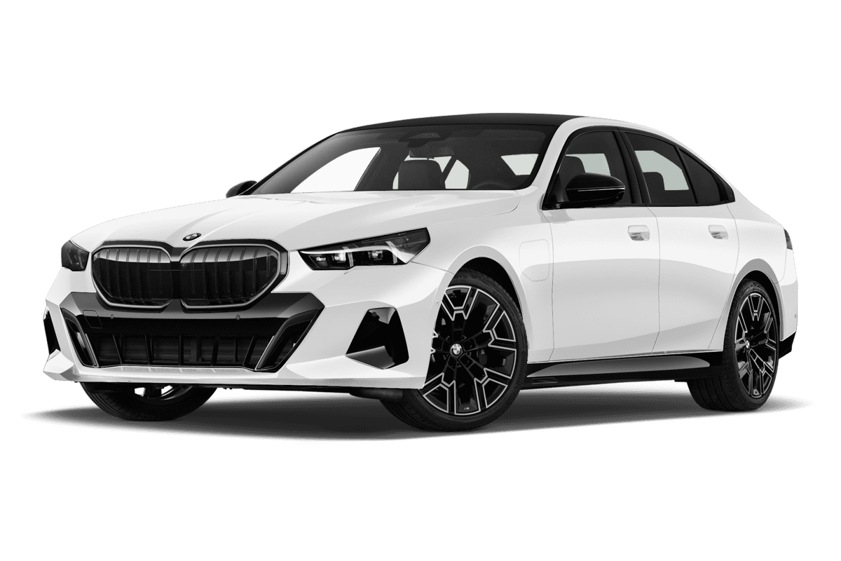 Tiefe, schräge Heckansicht eines BMW 5er Limousine Plug-in-Hybrid , freigestellt