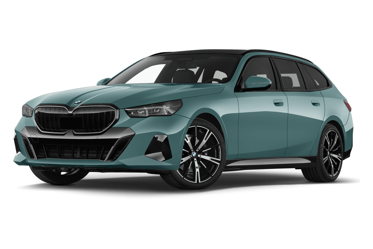 Tiefe, schräge Heckansicht eines BMW 5er Touring , freigestellt