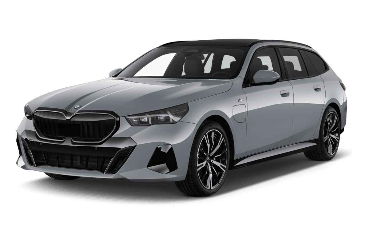 Schräge Frontansicht eines BMW 5er Touring Plug-in-Hybrid, freigestellt