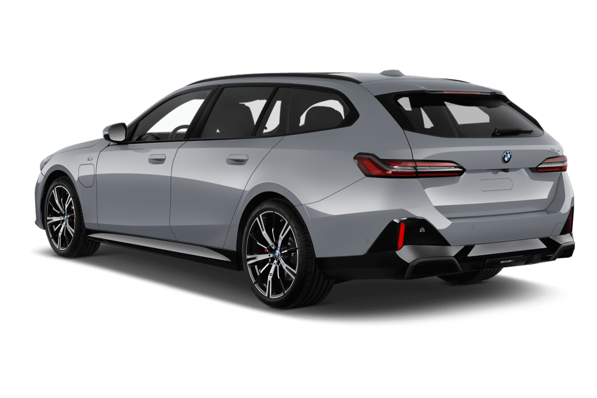Schräge Heckansicht eines BMW 5er Touring Plug-in-Hybrid, freigestellt