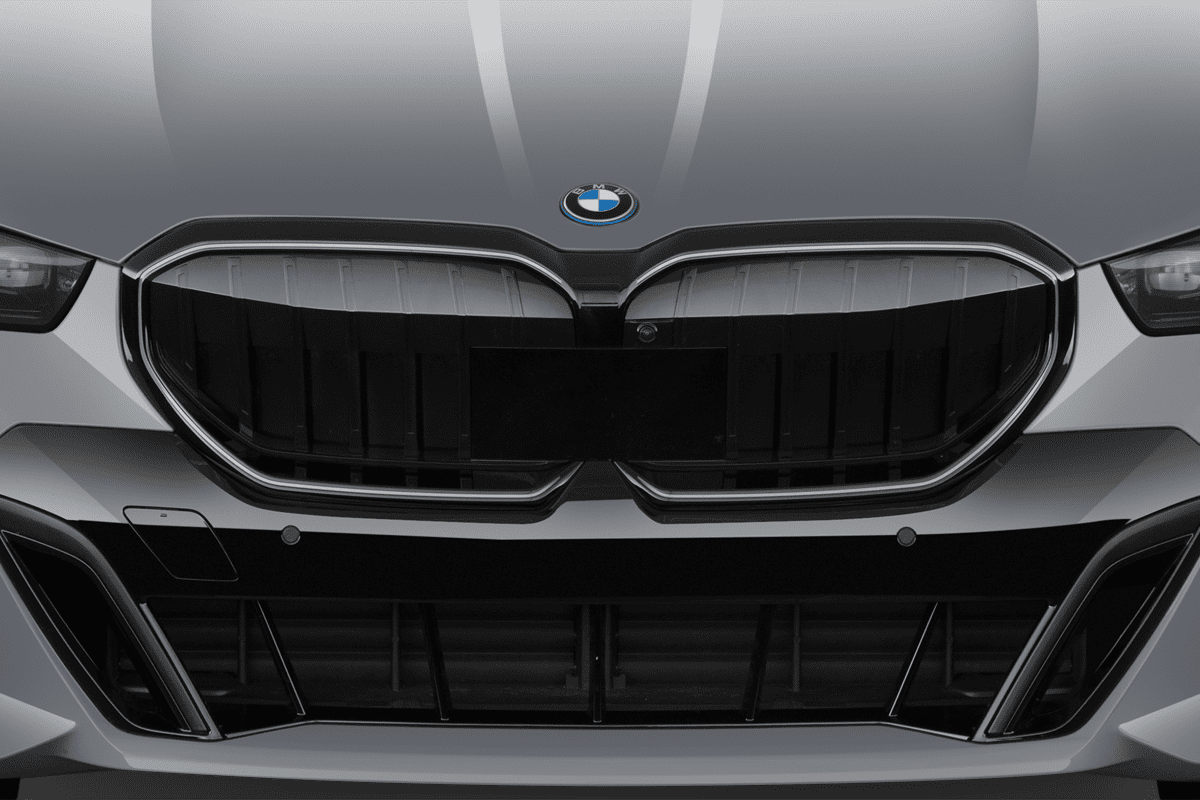 Kühlergrill eines BMW 5er Touring Plug-in-Hybrid