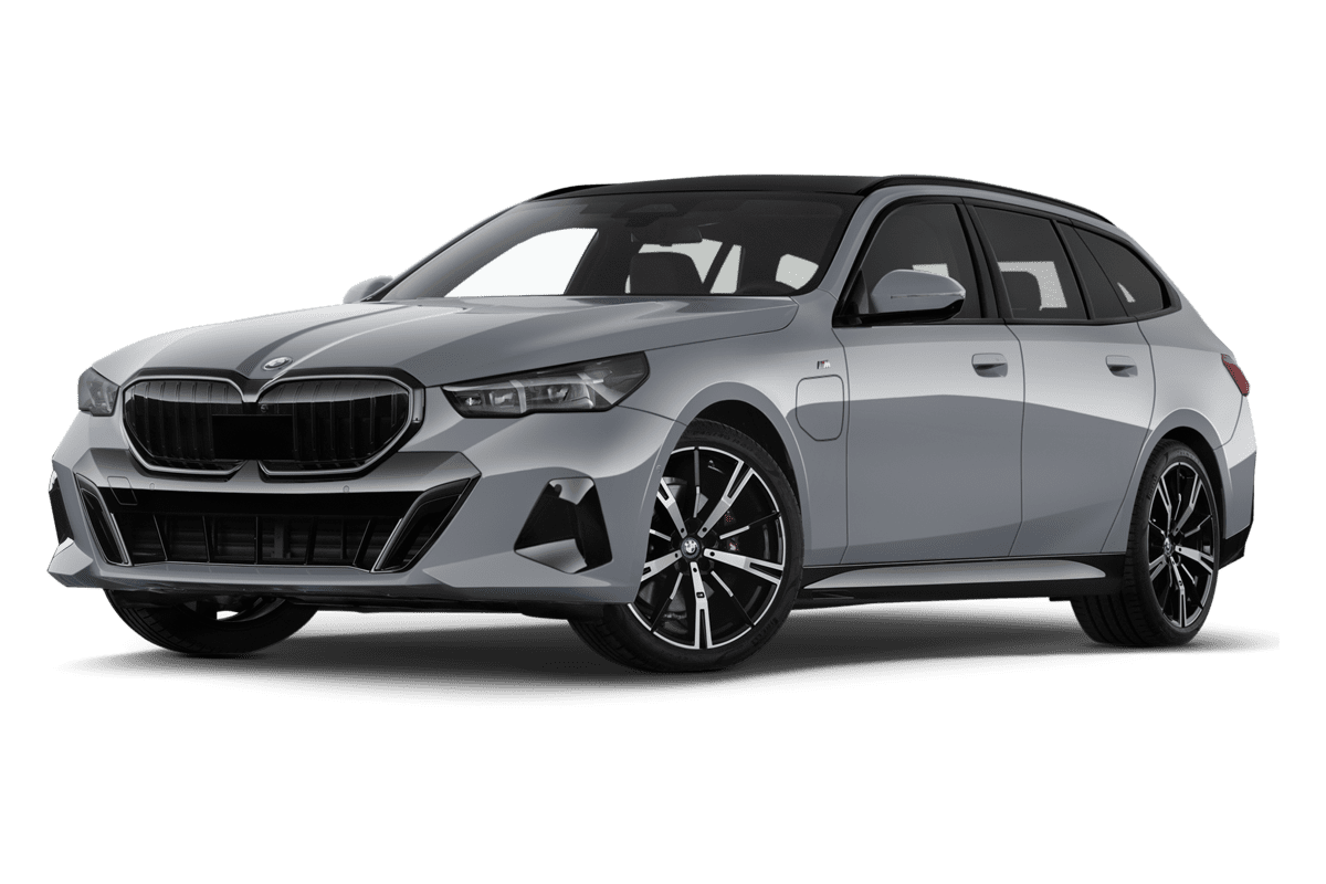 Tiefe, schräge Heckansicht eines BMW 5er Touring Plug-in-Hybrid, freigestellt