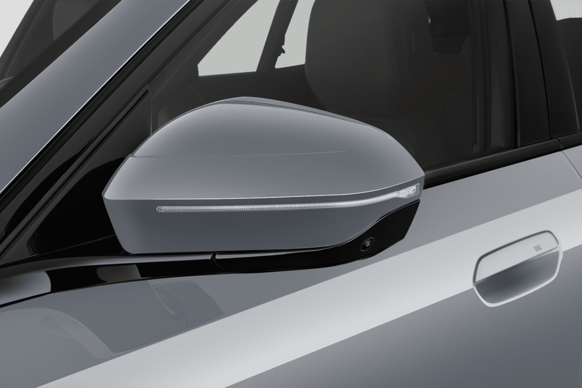 Rückspiegel eines BMW 5er Touring Plug-in-Hybrid