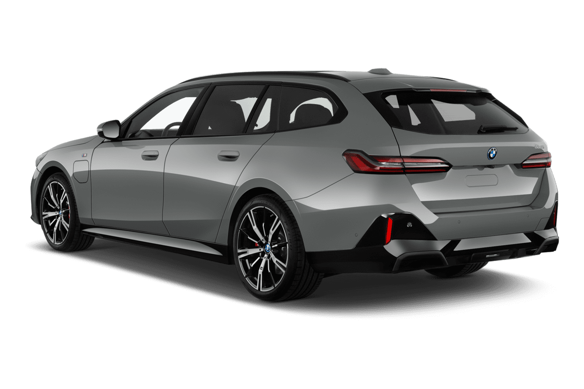Schräge Heckansicht eines BMW 5er Touring Plug-in-Hybrid, freigestellt