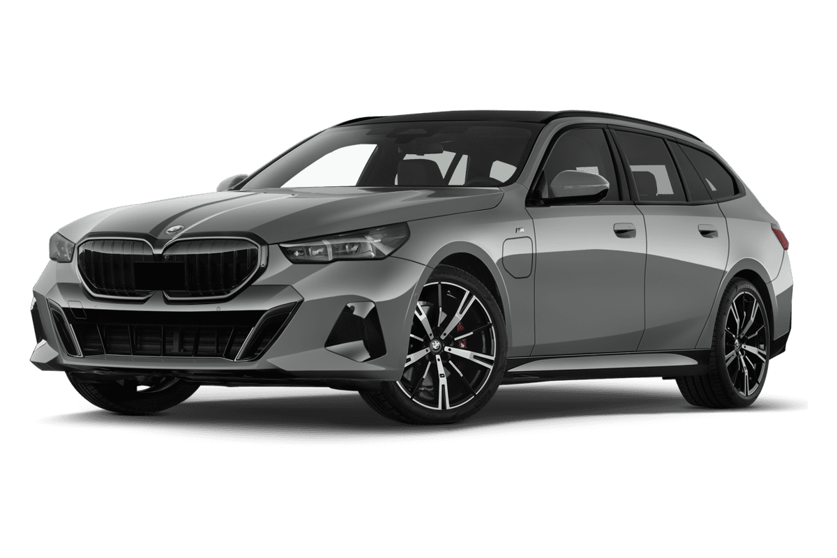 Tiefe, schräge Heckansicht eines BMW 5er Touring Plug-in-Hybrid, freigestellt