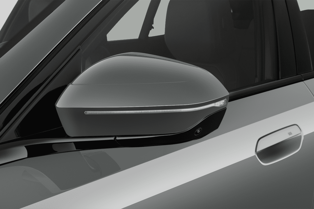 Rückspiegel eines BMW 5er Touring Plug-in-Hybrid