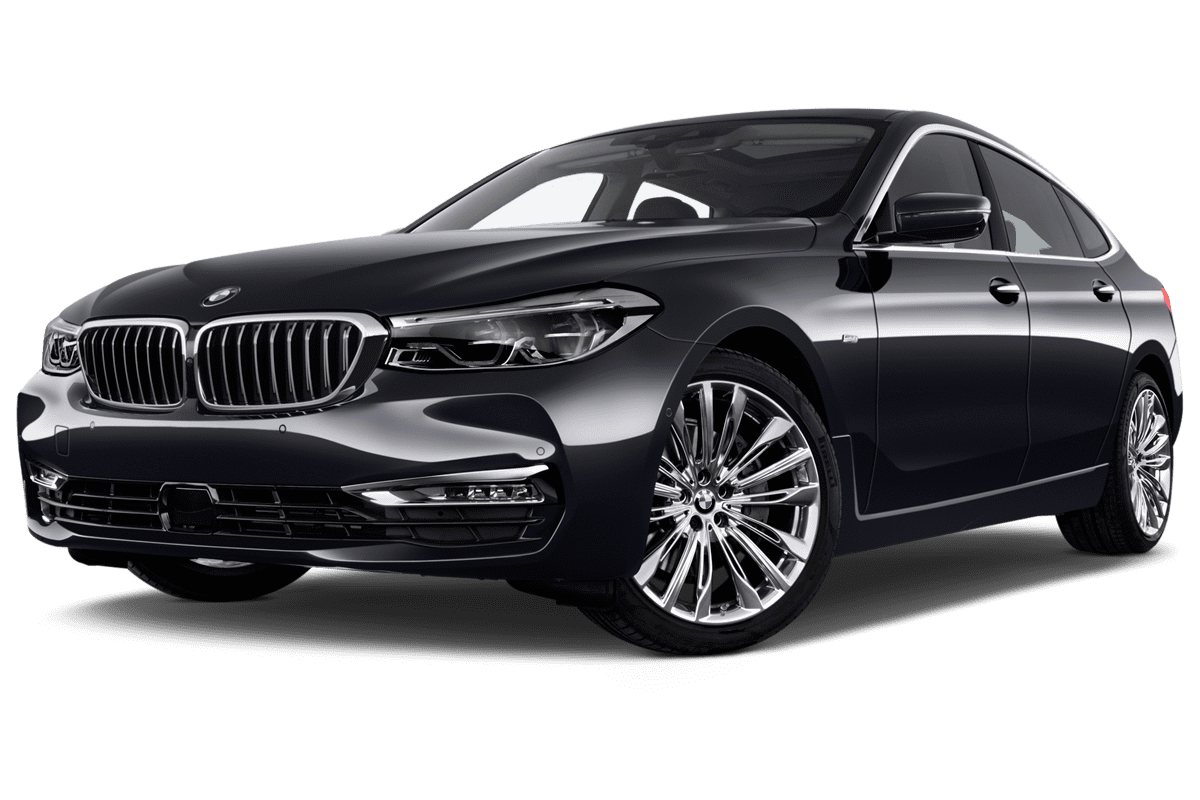 Tiefe, schräge Heckansicht eines BMW 6er Gran Turismo, freigestellt