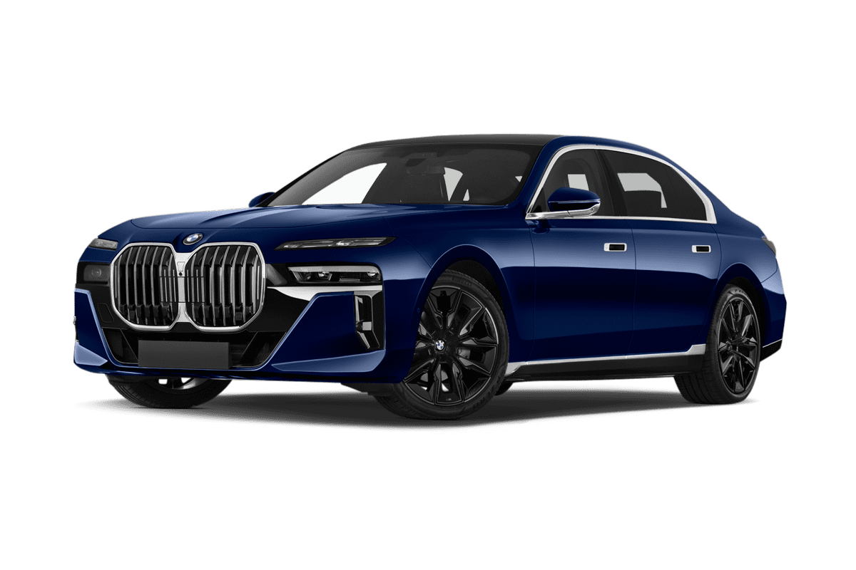 Tiefe, schräge Heckansicht eines BMW 7er Limousine, freigestellt