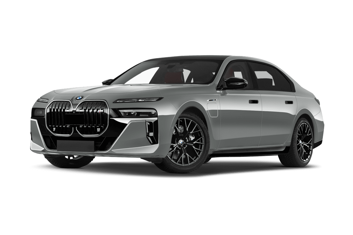 Tiefe, schräge Heckansicht eines BMW 7er Limousine, freigestellt