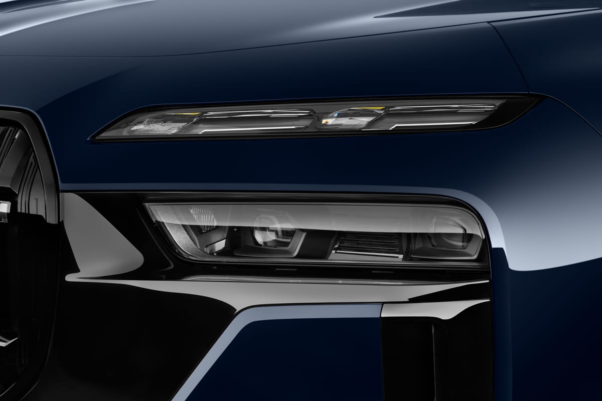 Frontscheinwerfer eines BMW 7er Limousine Plug-in-Hybrid