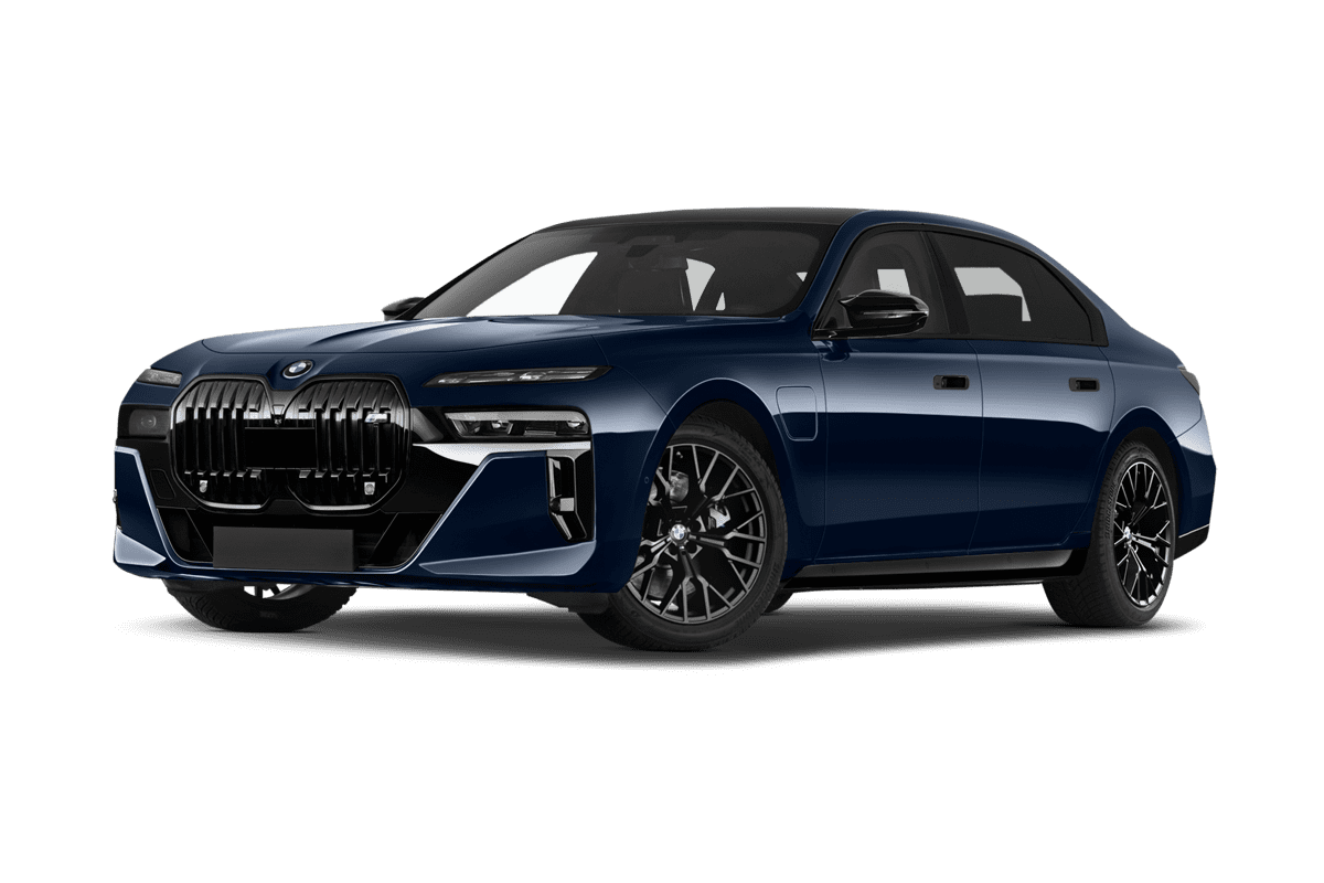 Tiefe, schräge Heckansicht eines BMW 7er Limousine Plug-in-Hybrid, freigestellt