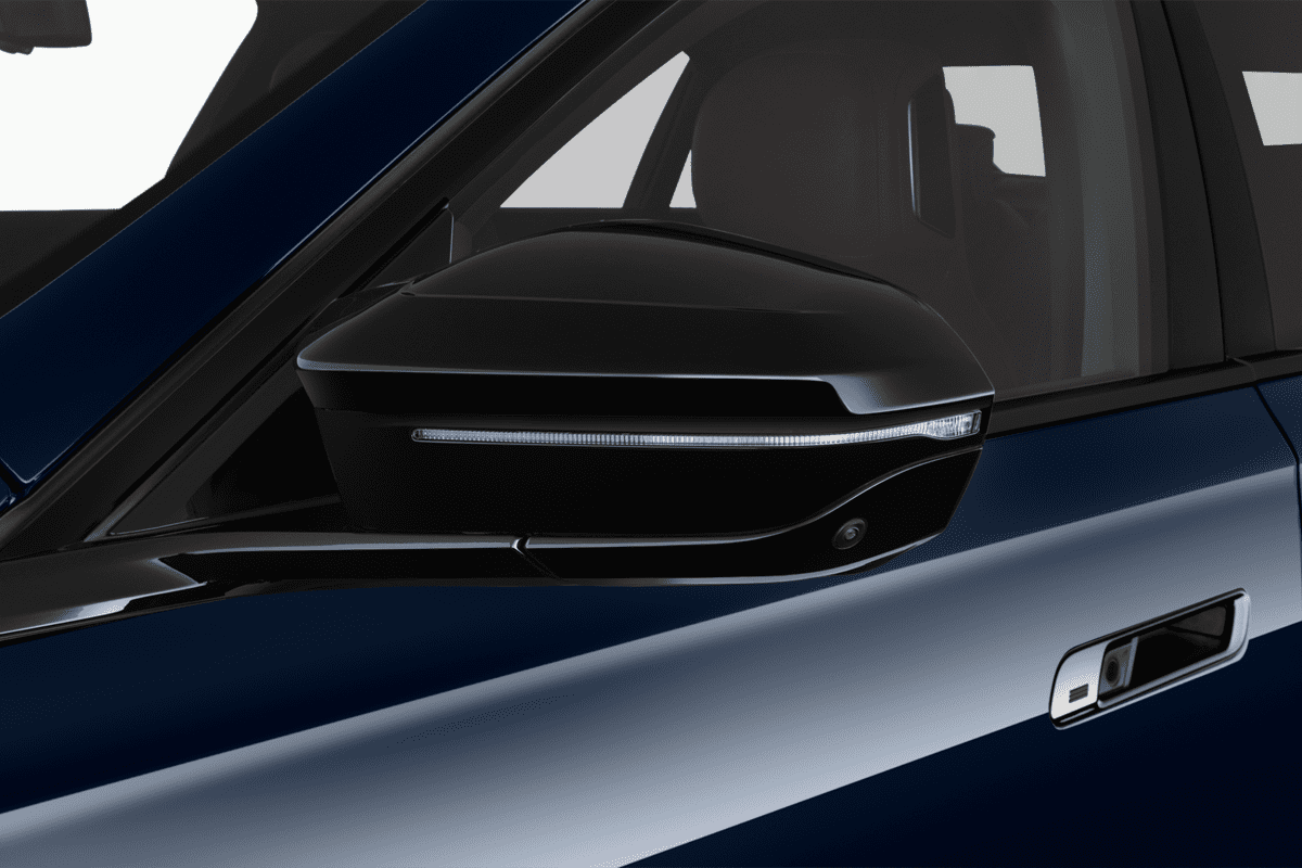Rückspiegel eines BMW 7er Limousine Plug-in-Hybrid
