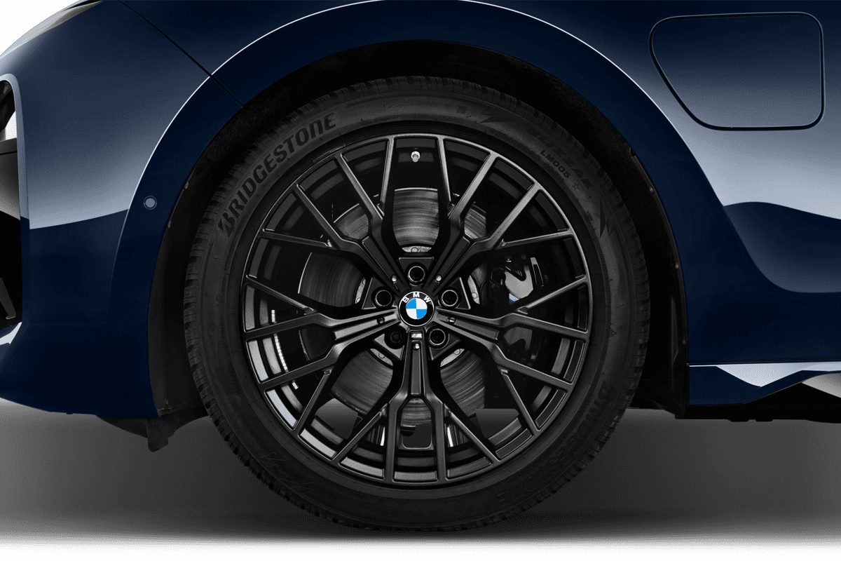 Radkappe oder Felge eines BMW 7er Limousine Plug-in-Hybrid