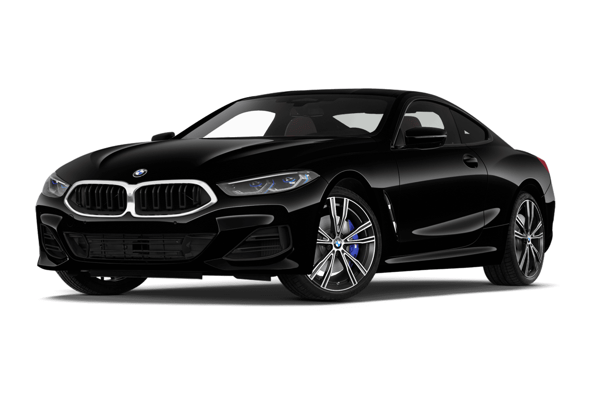 Tiefe, schräge Heckansicht eines BMW 8er Coupé, freigestellt