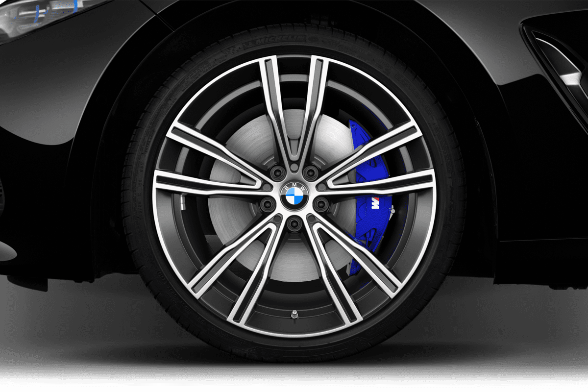 Radkappe oder Felge eines BMW 8er Coupé