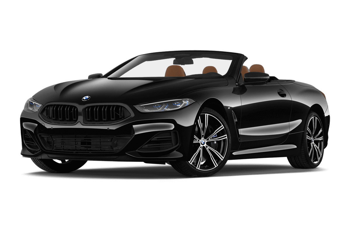 Tiefe, schräge Heckansicht eines BMW 8er Cabriolet, freigestellt