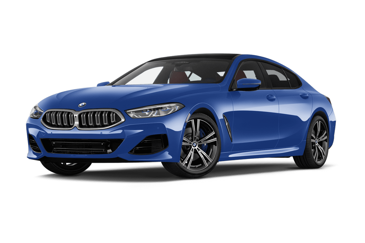 Tiefe, schräge Heckansicht eines BMW 8er Gran Coupé, freigestellt