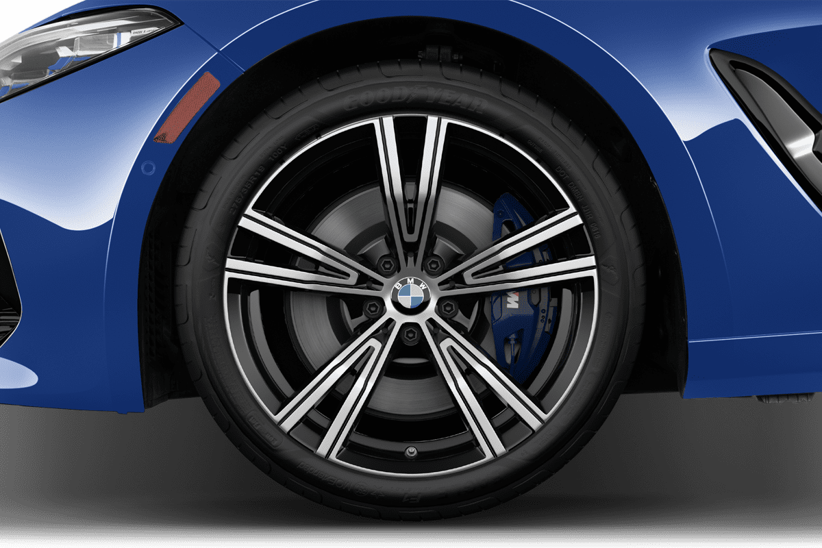 Radkappe oder Felge eines BMW 8er Gran Coupé