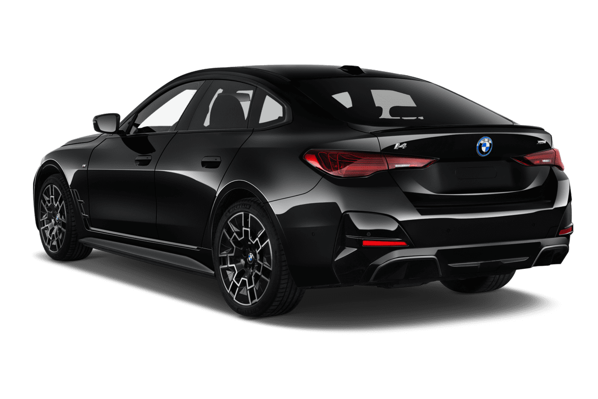 Schräge Heckansicht eines BMW i4, freigestellt