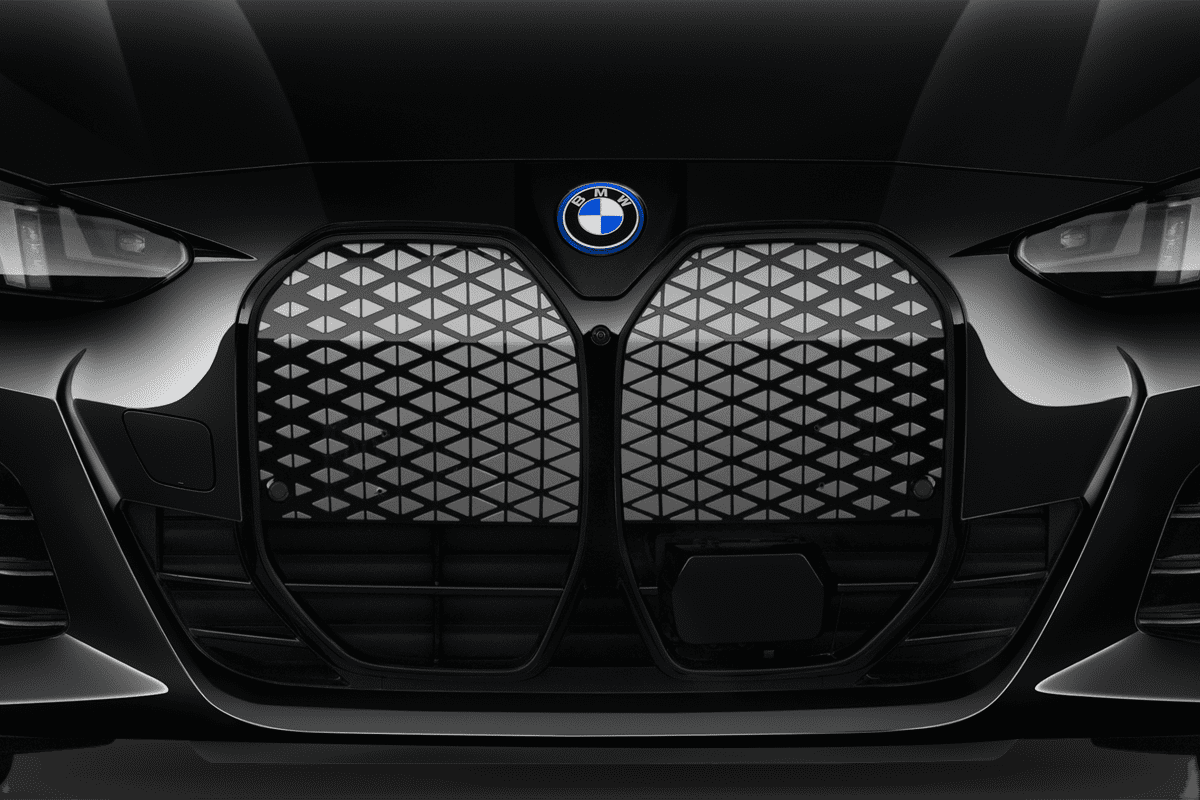 Kühlergrill eines BMW i4