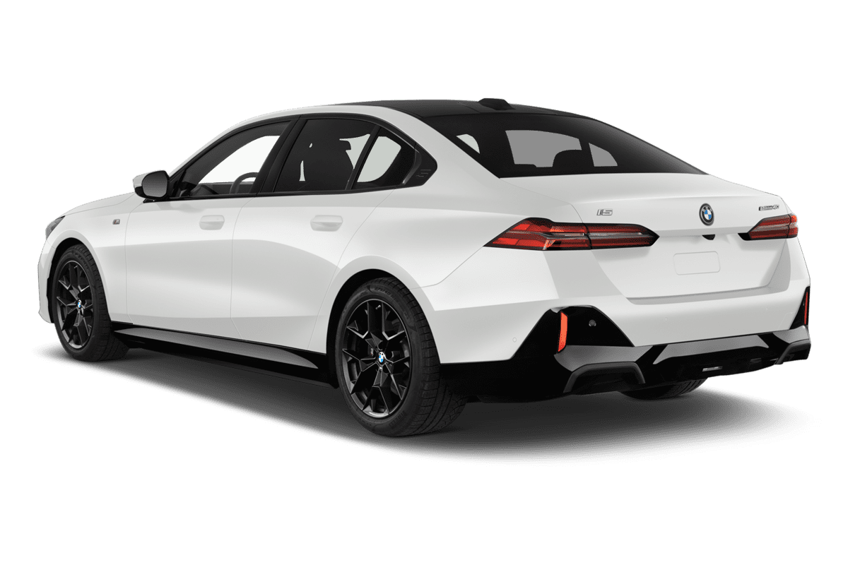 Schräge Heckansicht eines BMW i5 Limousine, freigestellt