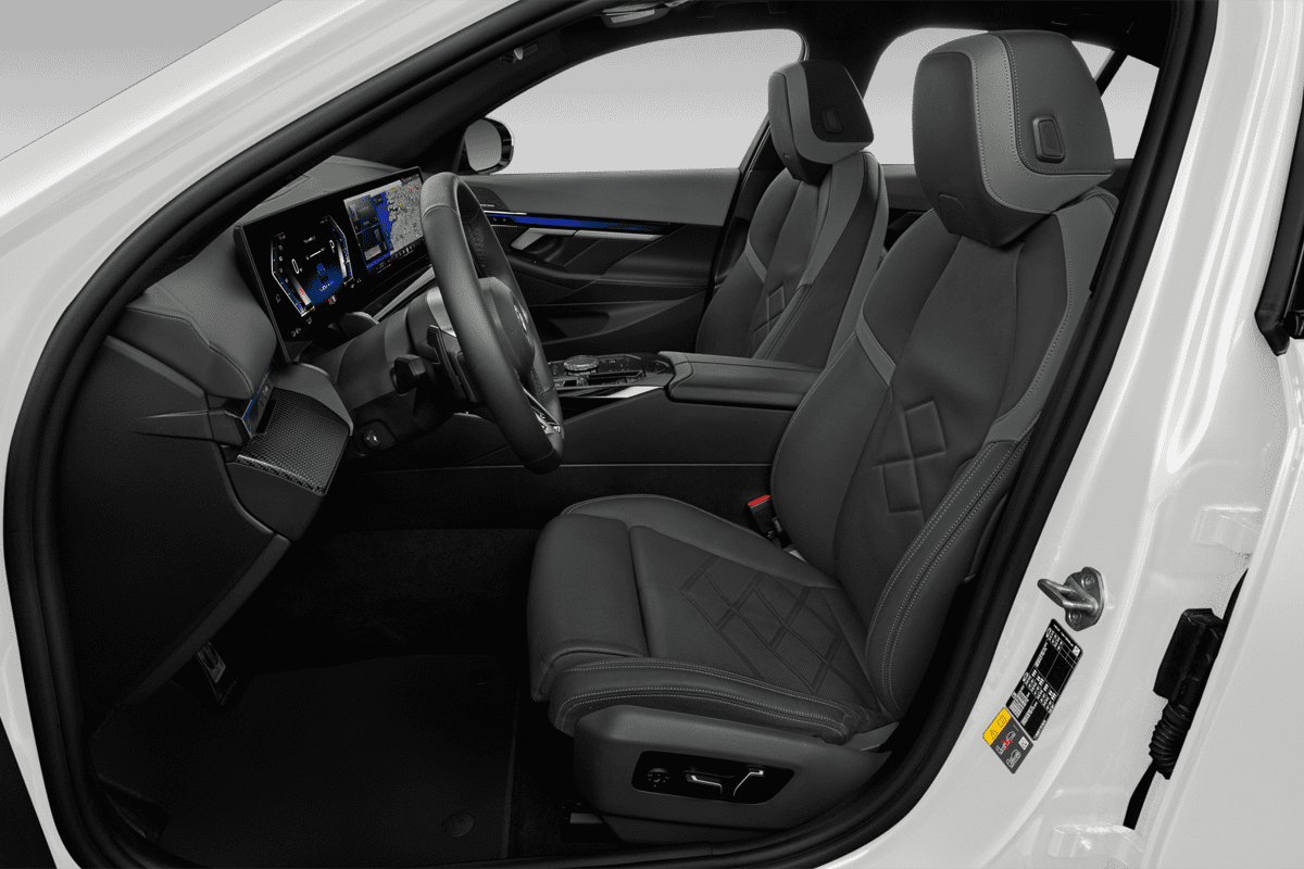 Vordersitze eines BMW i5 Limousine