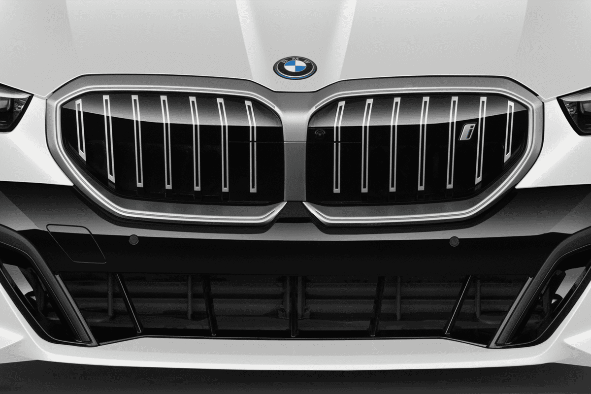 Kühlergrill eines BMW i5 Limousine