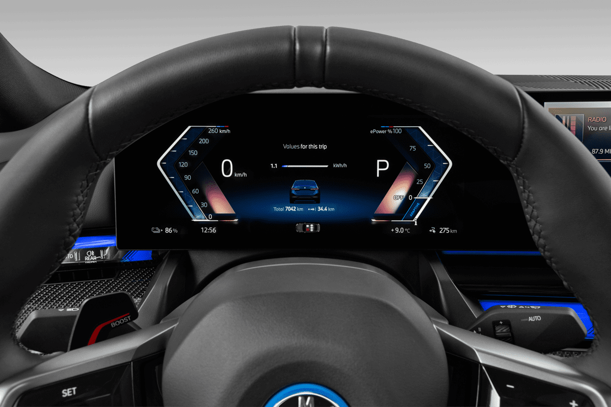 Kombiinstrument eines BMW i5 Limousine